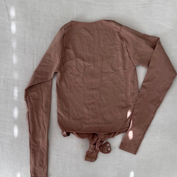 SKIMS Sienna Long Sleeve Bodysuit - Picture 4 of 4